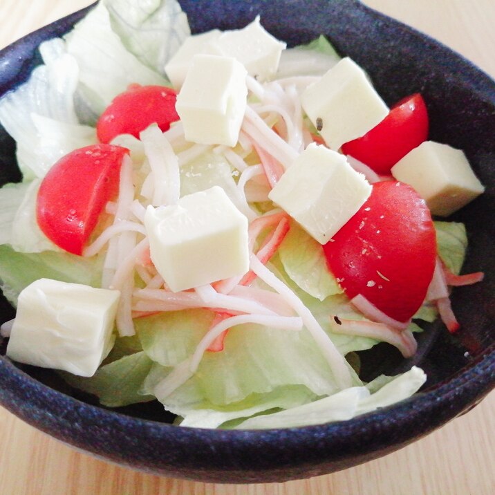 レタスとベビーチーズとミニトマトとカニカマのサラダ